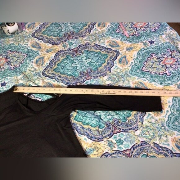 Black crew neck cold-shoulder long sleeve top 2xl.   (8L) - Picture 8 of 10